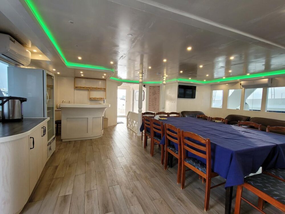 Affordable Liveraboard : Private Charters for Surfing, Diving & Custom Trips - Imagen 18