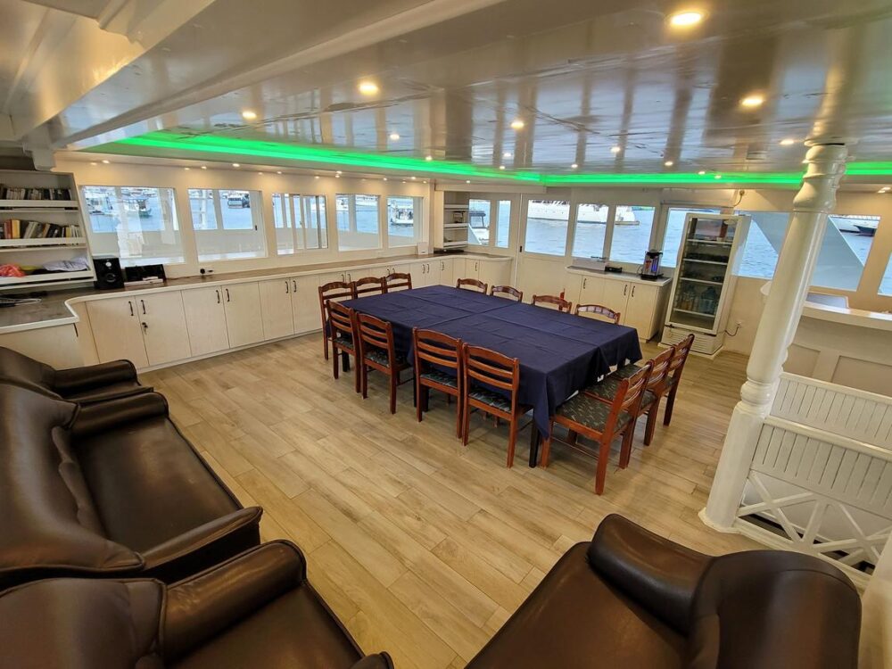 Affordable Liveraboard : Private Charters for Surfing, Diving & Custom Trips - Imagen 17