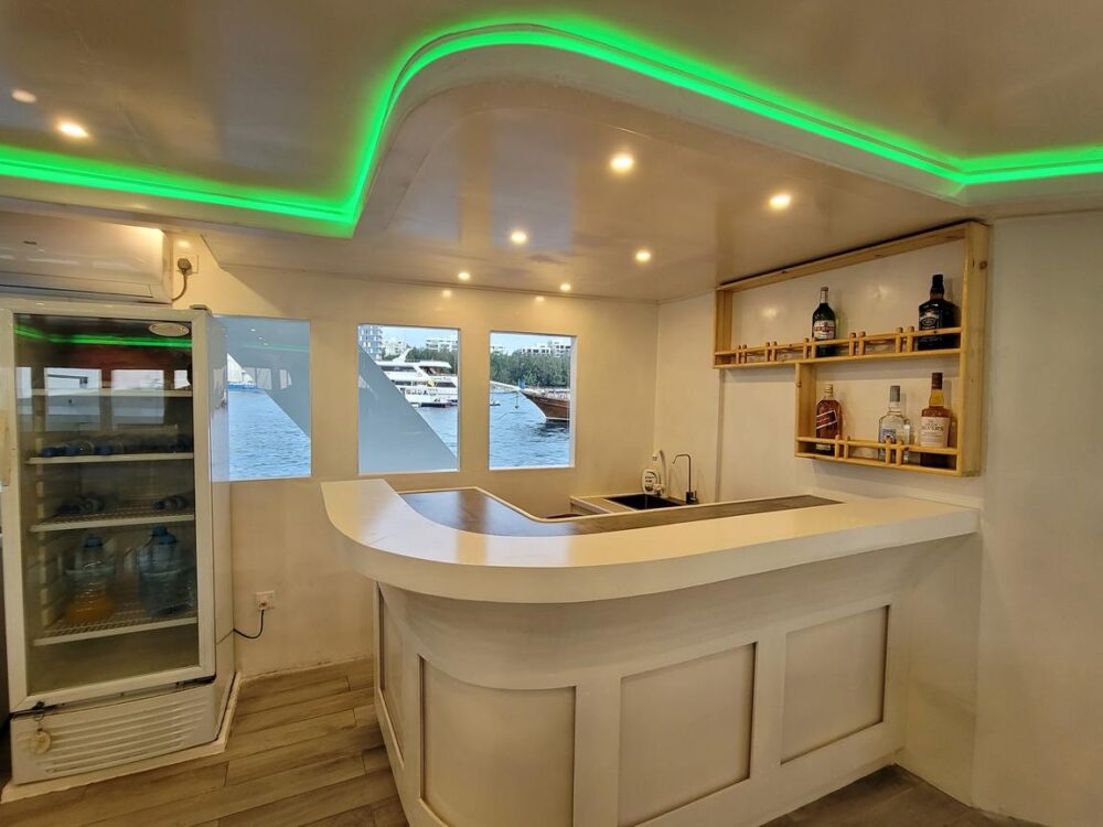 Affordable Liveraboard : Private Charters for Surfing, Diving & Custom Trips - Imagen 15