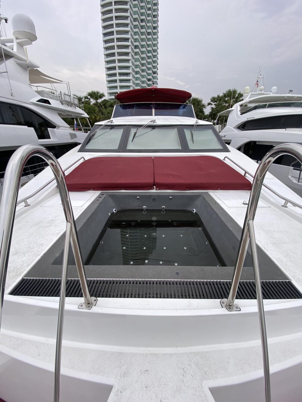 Luxury Yacht Rental Pattaya - 110ft Bliss Superyacht with Captain & Water Toys - Imagen 16