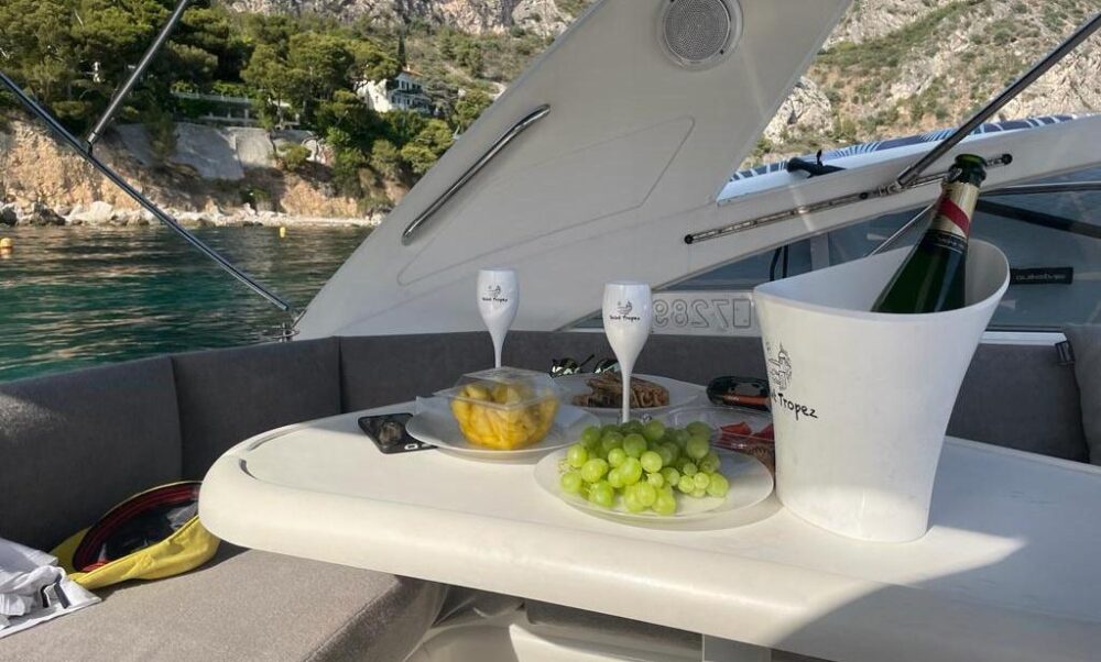Luxury Princess V40 Motor Yacht Charter in Beaulieu-sur-Mer - French Riviera - Imagen 4