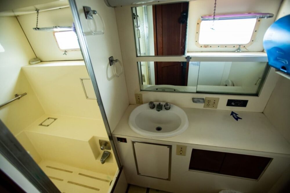 Hatteras 58' Luxury Yacht - Image 4