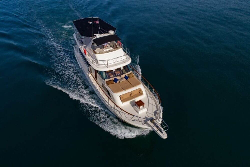 Hatteras 58' Luxury Yacht - Image 3