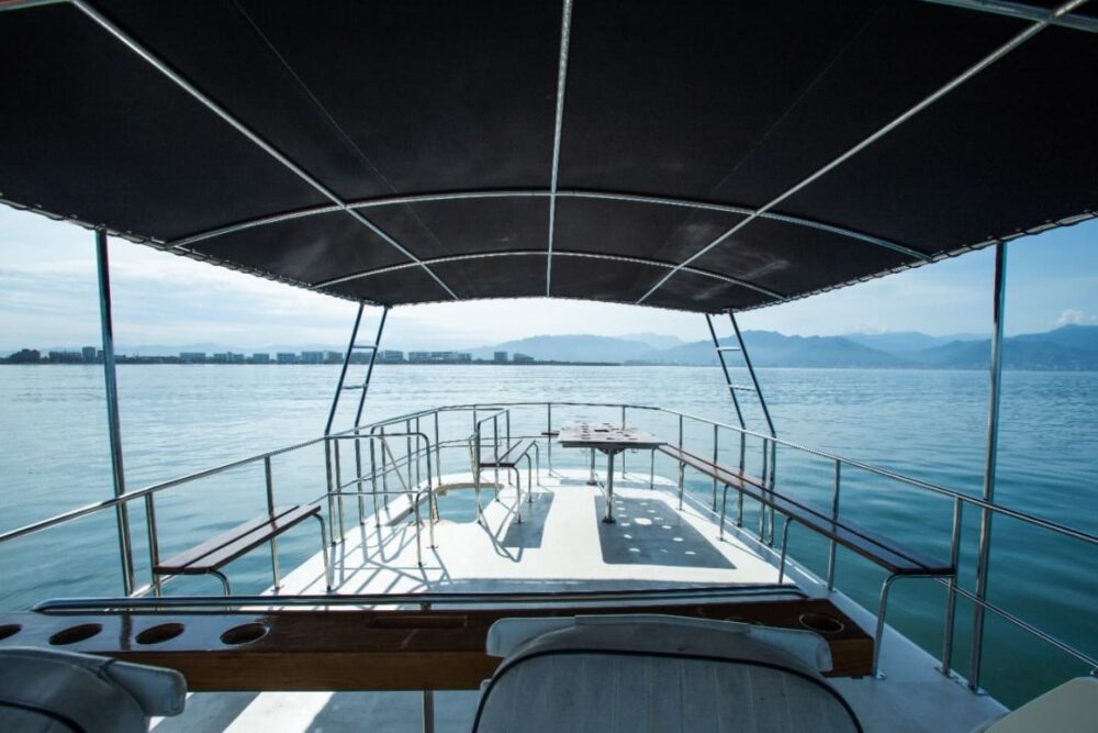 Hatteras 58' Luxury Yacht - Image 2