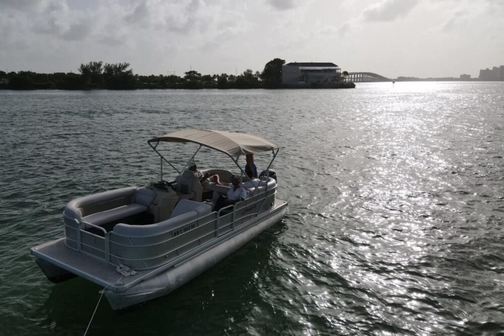 28ft Pontoon Yacht - 5 Hours - Imagen 4