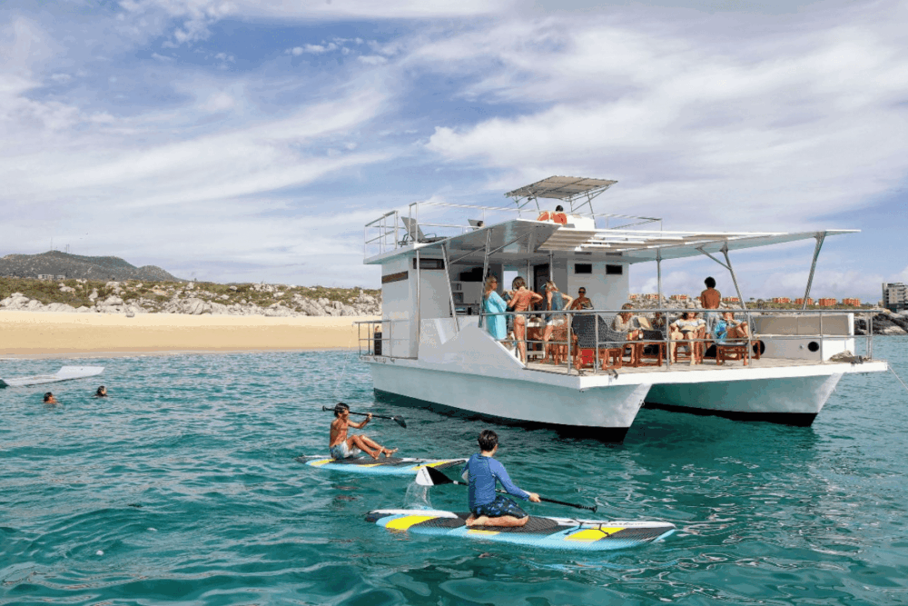 Isla Manta VIP, stand-up paddleboards, snorkel gear, and a water mat, 25 pax