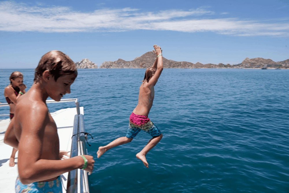 Isla Manta VIP, stand-up paddleboards, snorkel gear, and a water mat, 25 pax - Image 4