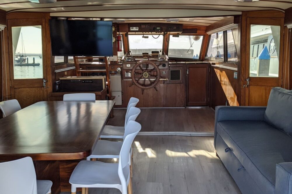 "El Don" is a 65ft Classic Hatteras luxury yacht docked in La Paz, Mexico. - Image 4