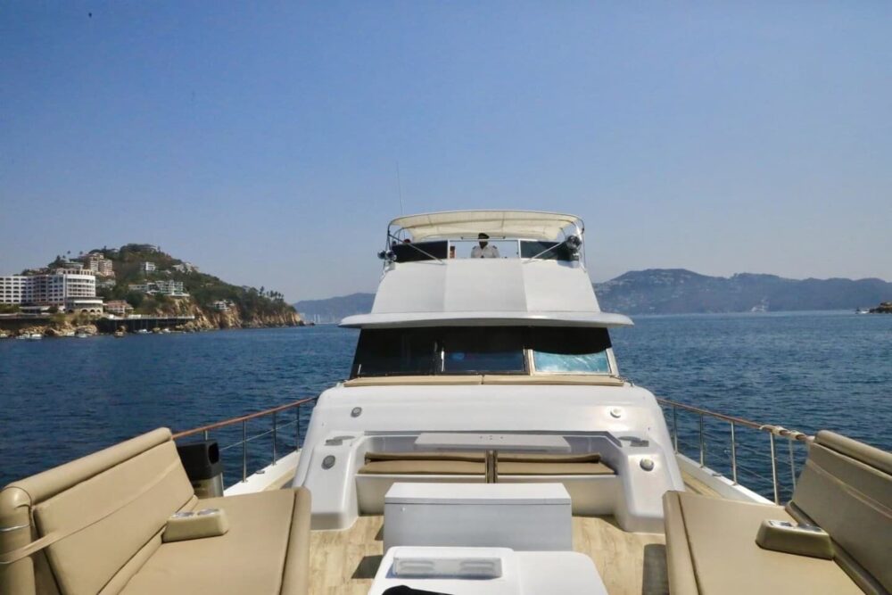 80ft Hatteras Private Yatch 40 passengers for rent in amazing Acapulco, Mexico - Image 12