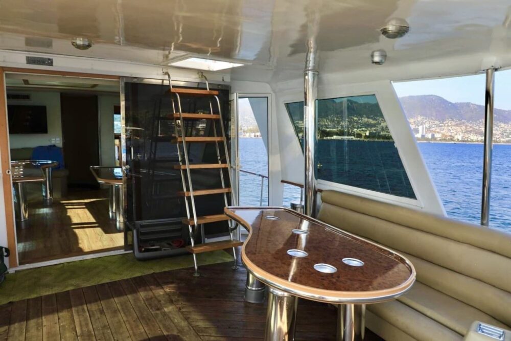 80ft Hatteras Private Yatch 40 passengers for rent in amazing Acapulco, Mexico - Image 10