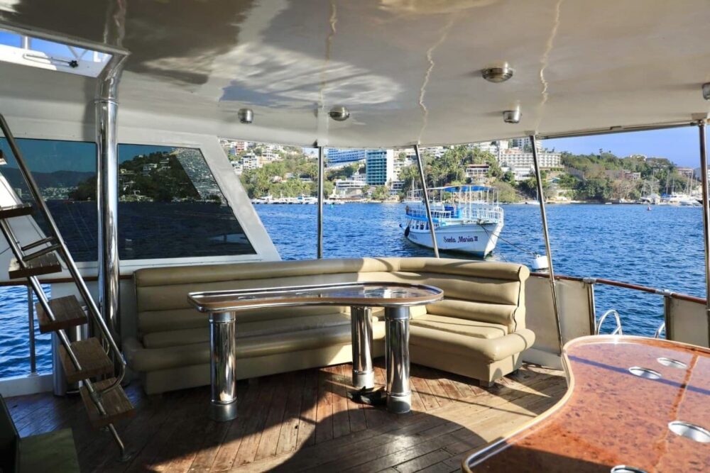 80ft Hatteras Private Yatch 40 passengers for rent in amazing Acapulco, Mexico - Image 9