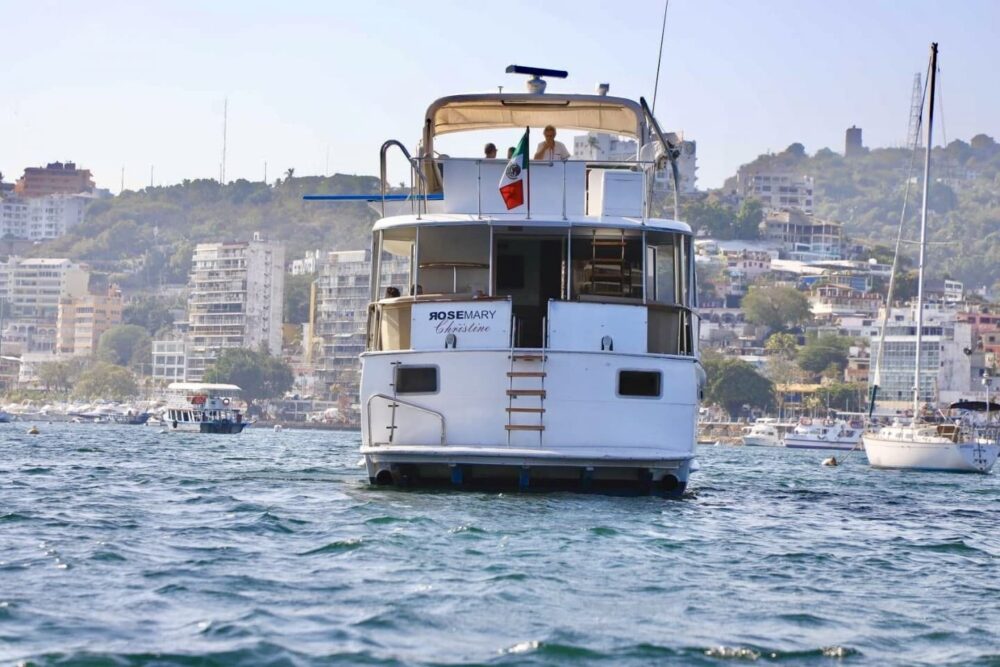 80ft Hatteras Private Yatch 40 passengers for rent in amazing Acapulco, Mexico - Image 5
