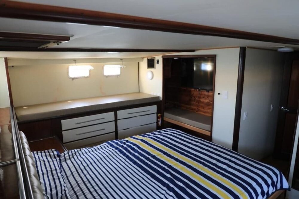 80ft Hatteras Private Yatch 40 passengers for rent in amazing Acapulco, Mexico - Image 3