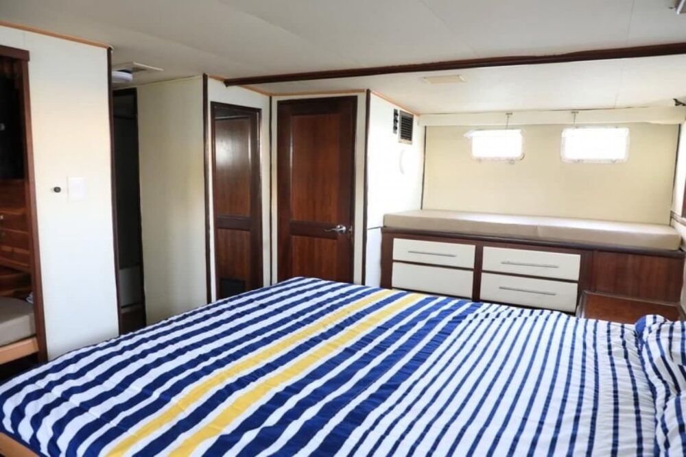 80ft Hatteras Private Yatch 40 passengers for rent in amazing Acapulco, Mexico - Image 4