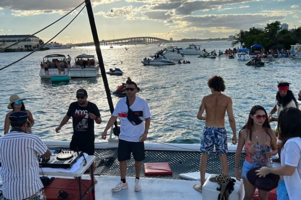 Great White 49' Catamaran with Island BBQ Option - Imagen 6