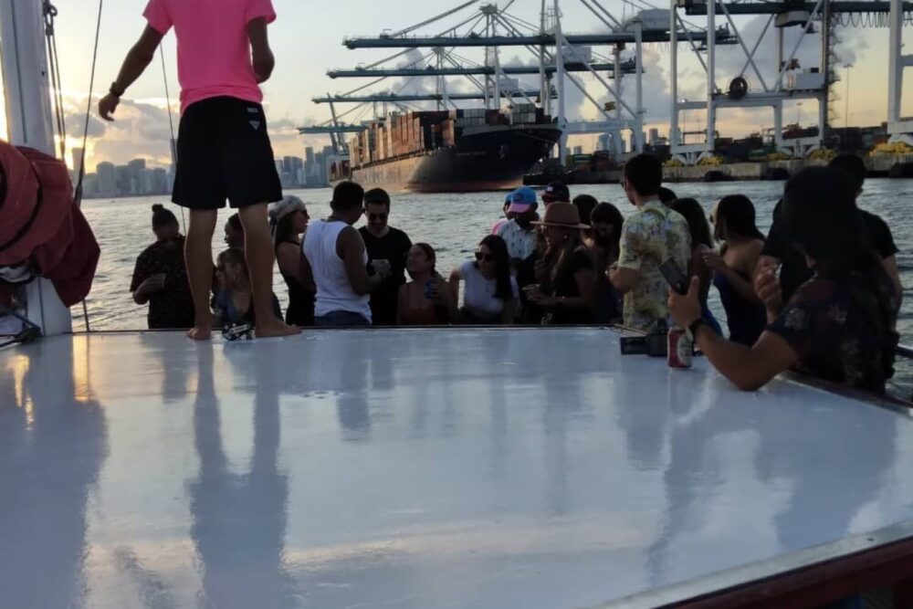 Great White 49' Catamaran with Island BBQ Option - Imagen 4