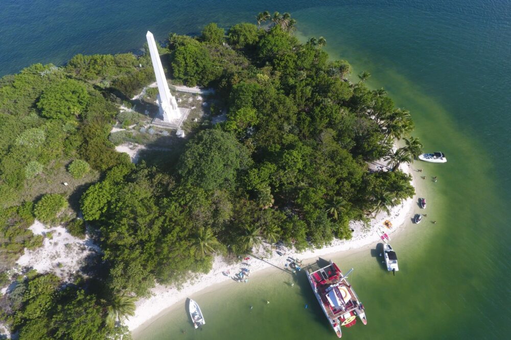 Great White 49' Catamaran with Island BBQ Option - Imagen 11