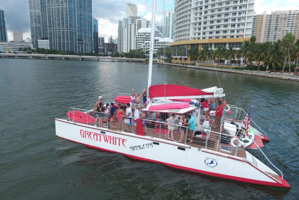 Great White 49' Catamaran with Island BBQ Option - Imagen 10