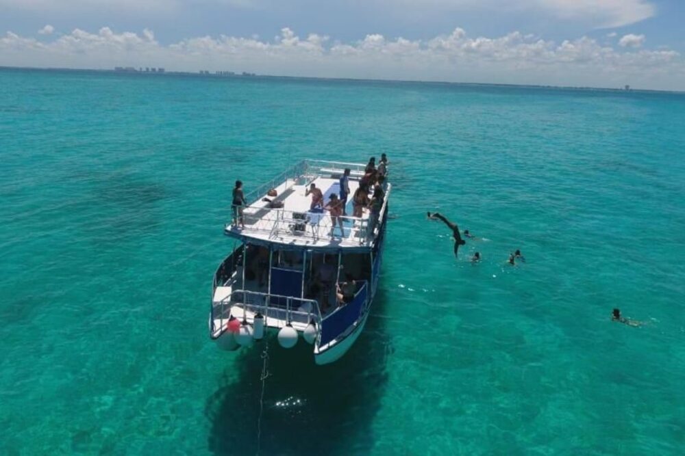 Catamaran Fragata Cancún - Image 3