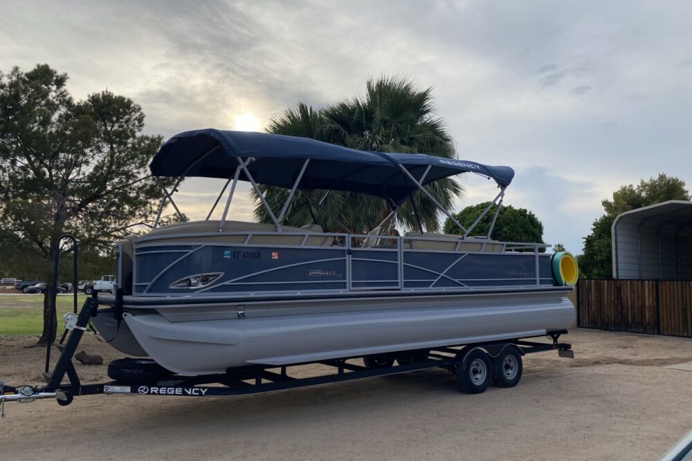 like NEW 25' Regency Tritoon with supercharged 300Hp mercury outboard