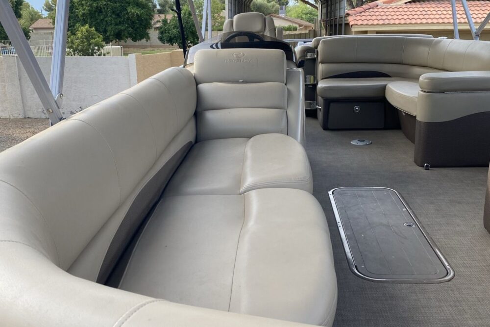 like NEW 25' Regency Tritoon with supercharged 300Hp mercury outboard - Imagen 16