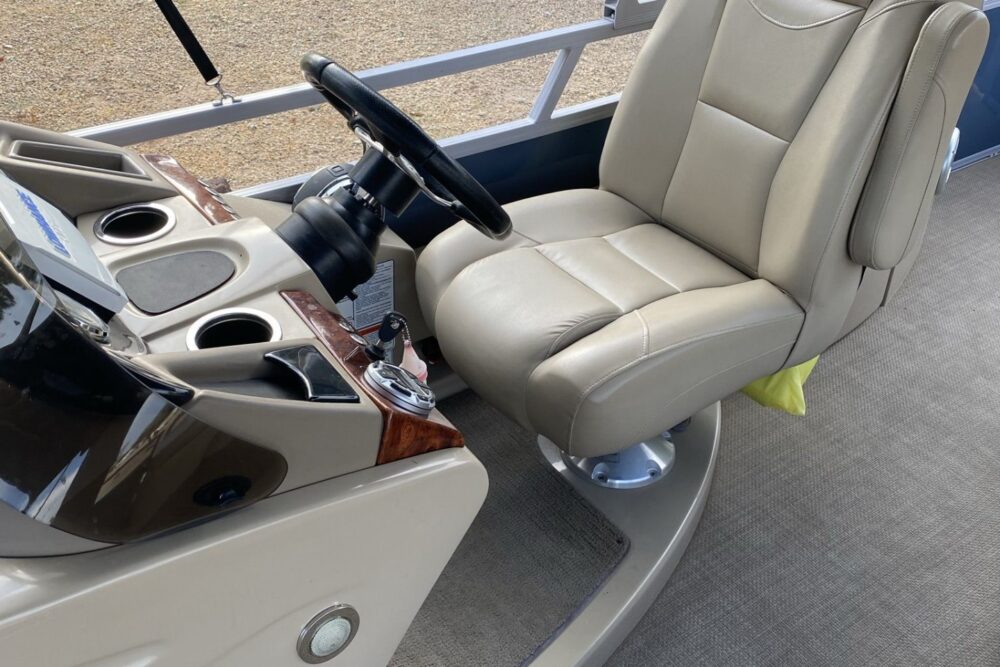 like NEW 25' Regency Tritoon with supercharged 300Hp mercury outboard - Imagen 15