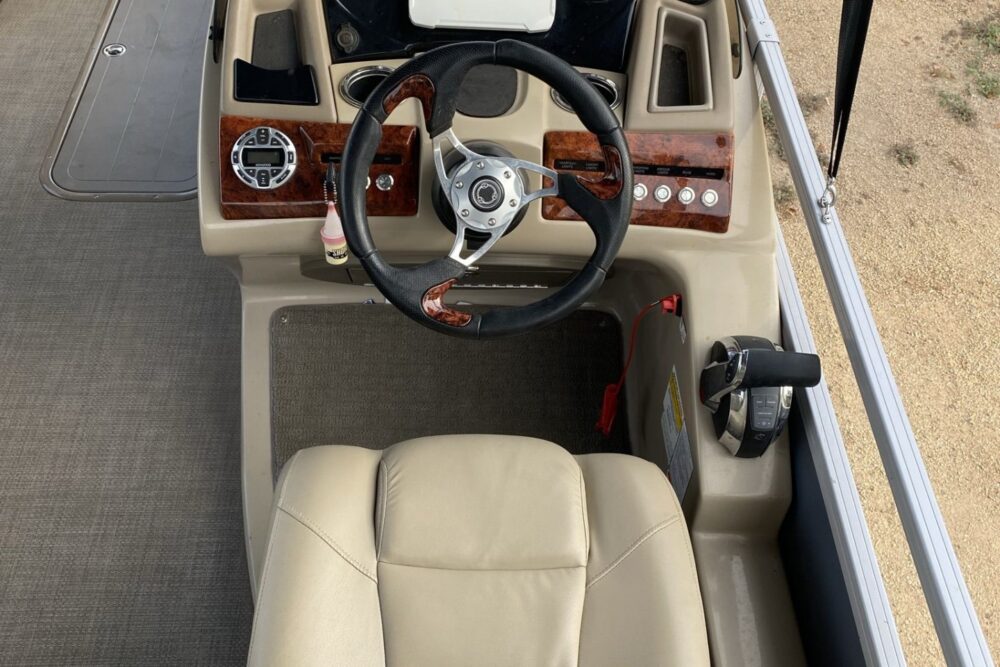 like NEW 25' Regency Tritoon with supercharged 300Hp mercury outboard - Imagen 14
