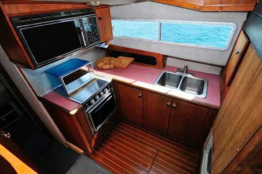 Bayliner 42 - Image 9