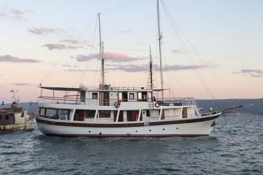 Vintage boat, sailing among Dalmatian cost.14 rooms with own wc/shower and AC - Imagen 13