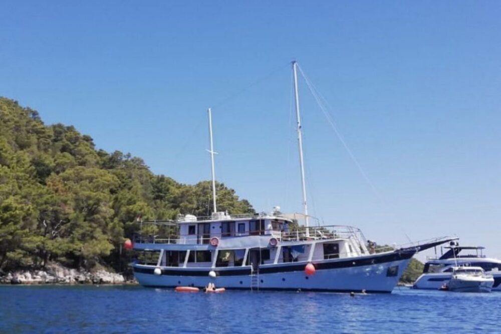 Vintage boat, sailing among Dalmatian cost.14 rooms with own wc/shower and AC