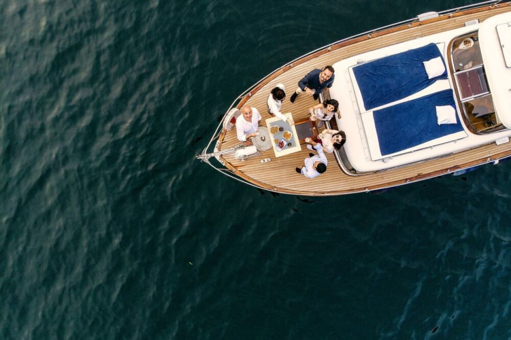 Unforgettable Lake Como experiences aboard a charming vintage motoryacht - Imagen 2
