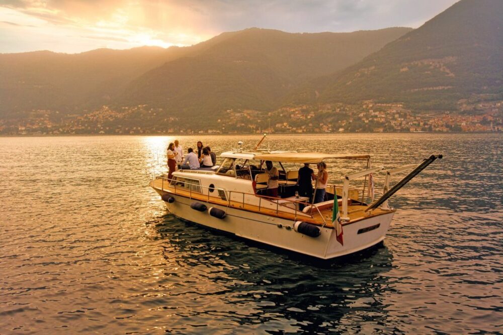Unforgettable Lake Como experiences aboard a charming vintage motoryacht - Imagen 7