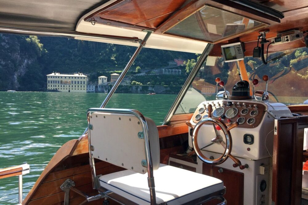 Unforgettable Lake Como experiences aboard a charming vintage motoryacht - Imagen 4