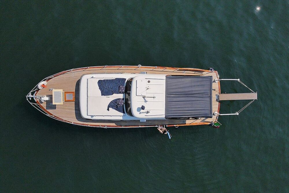 Unforgettable Lake Como experiences aboard a charming vintage motoryacht - Imagen 3