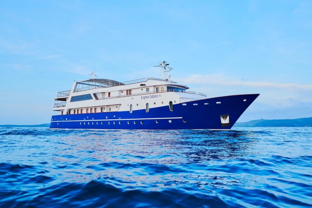 Lupus Mare power yacht