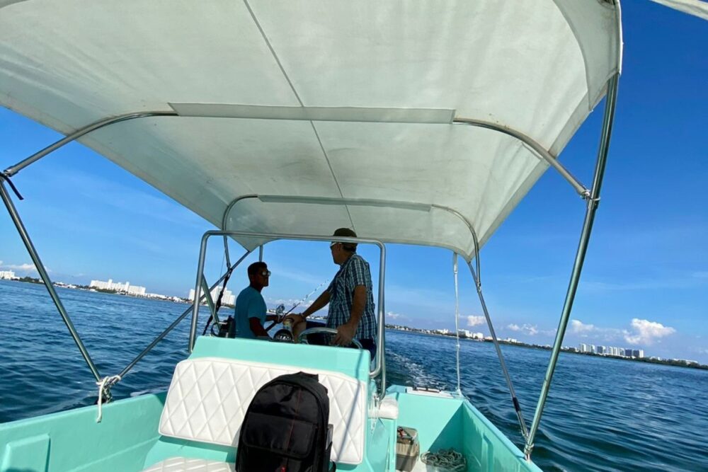 Private boat lake ride and Cancun bay sightseeing & Fishing - Imagen 4