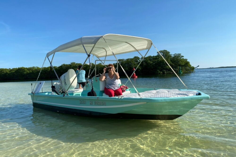 Private boat lake ride and Cancun bay sightseeing & Fishing - Imagen 3