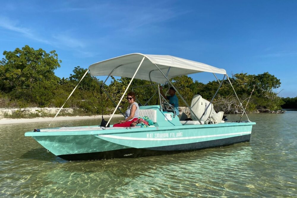 Private boat lake ride and Cancun bay sightseeing & Fishing - Imagen 2
