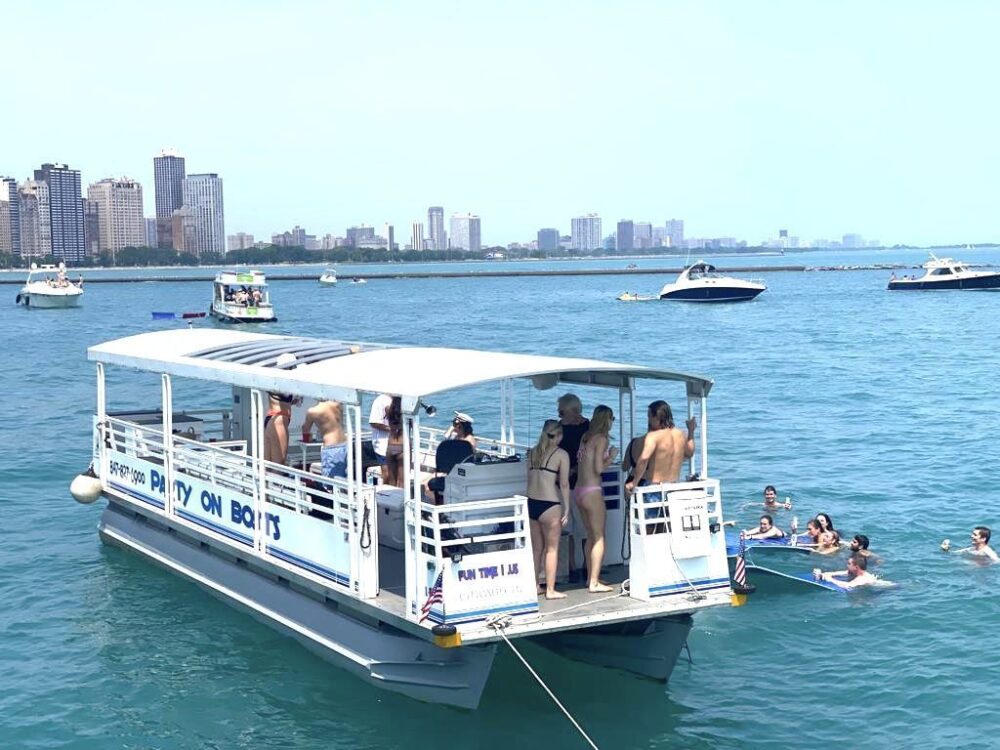 Party on Boats in Chicago - Image 2