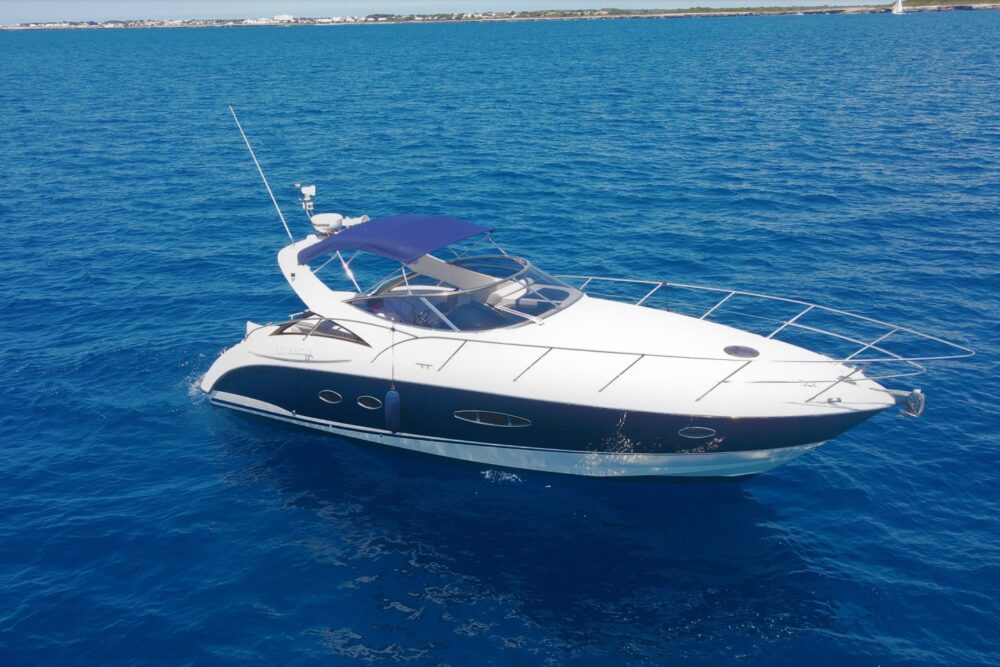 8 hours tour along the occidental minoquin coasts.