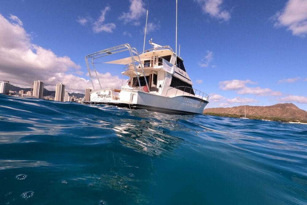Private Cruise - 60’ Hatteras Luxury Power Yacht in Honolulu, Hawaii - Imagen 15