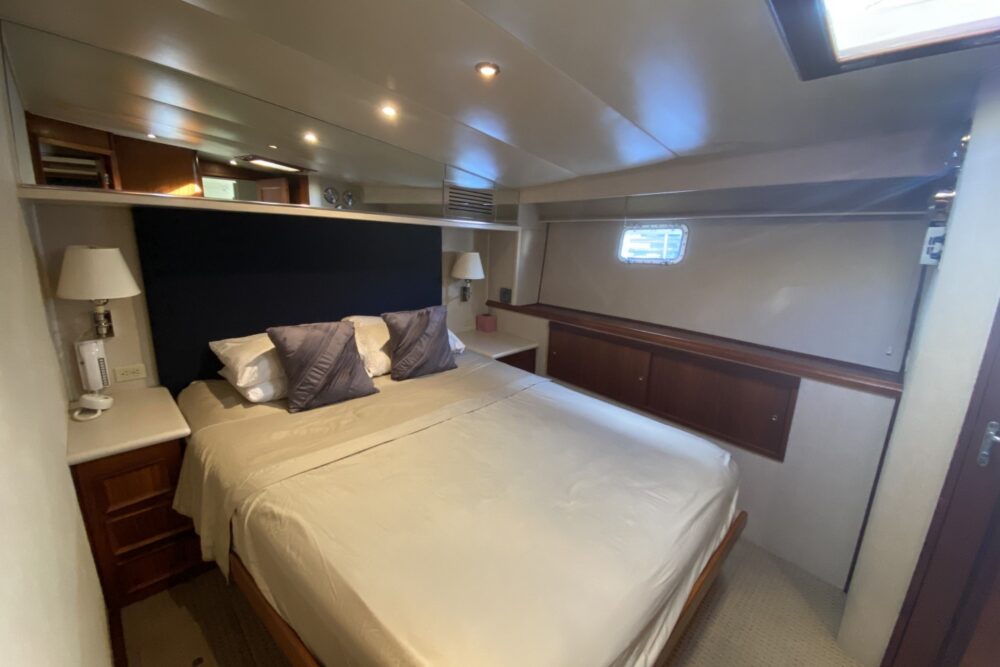 Private Cruise - 60’ Hatteras Luxury Power Yacht in Honolulu, Hawaii - Imagen 9