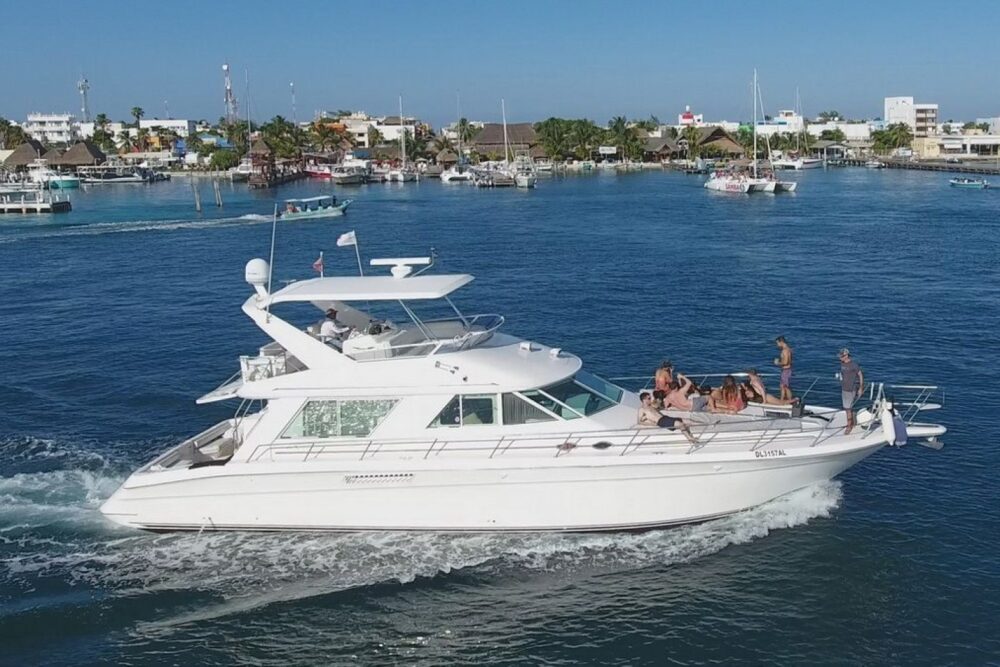 Private Yacht Full-Day Tour Cancun to Isla Mujeres