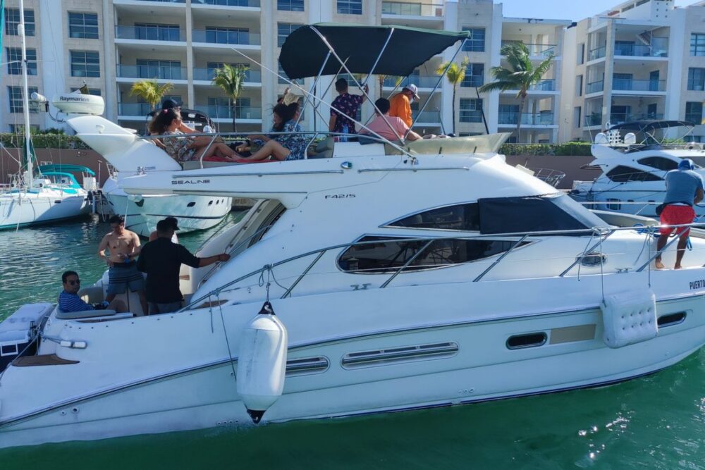 Family boat with Flybridge to visit Isla Mujeres