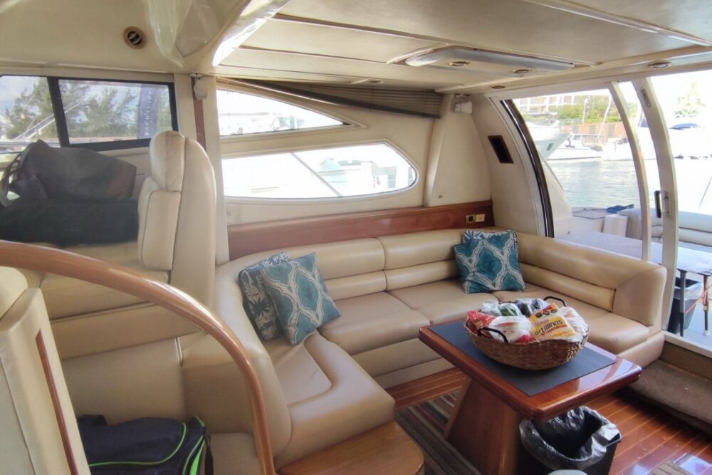 Family boat with Flybridge to visit Isla Mujeres - Image 4