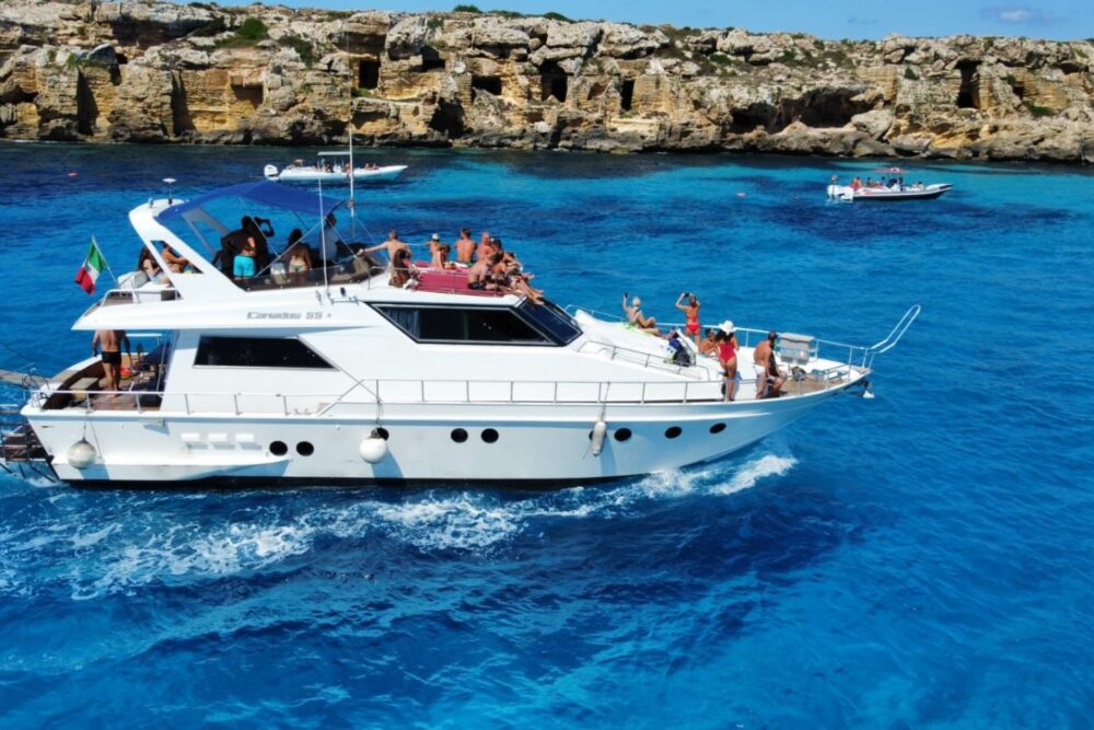 Favignana and Levanzo with yacht Floen , the best way to swimm and snorkle