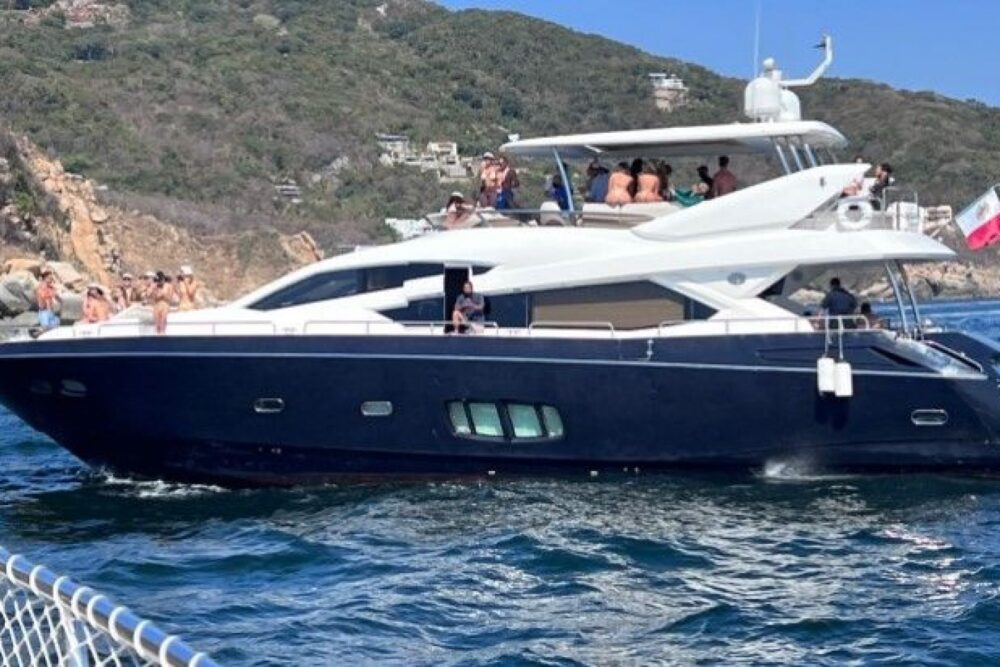 PRIVATE YACHT IN ACAPULCO