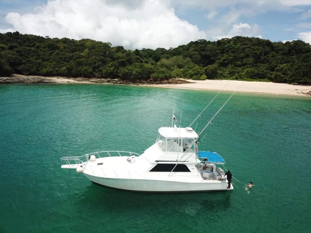 Fishing charter in a 46' private yacht Panama City, Panama - Image 20