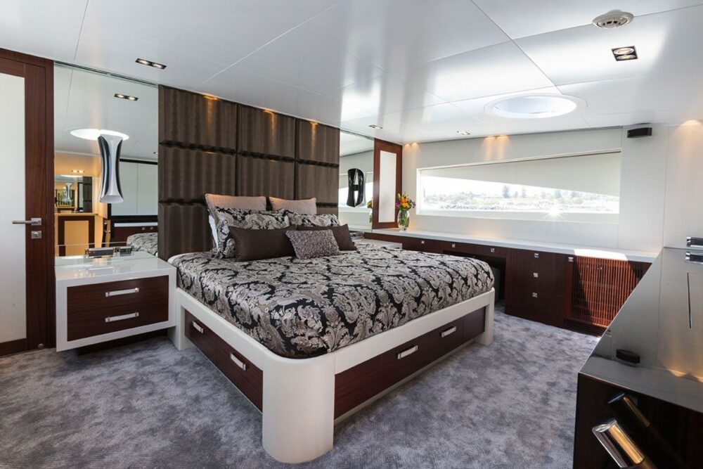 Motor Yacht Paradise is one of the finest yachts available for charter in Wester - Imagen 16
