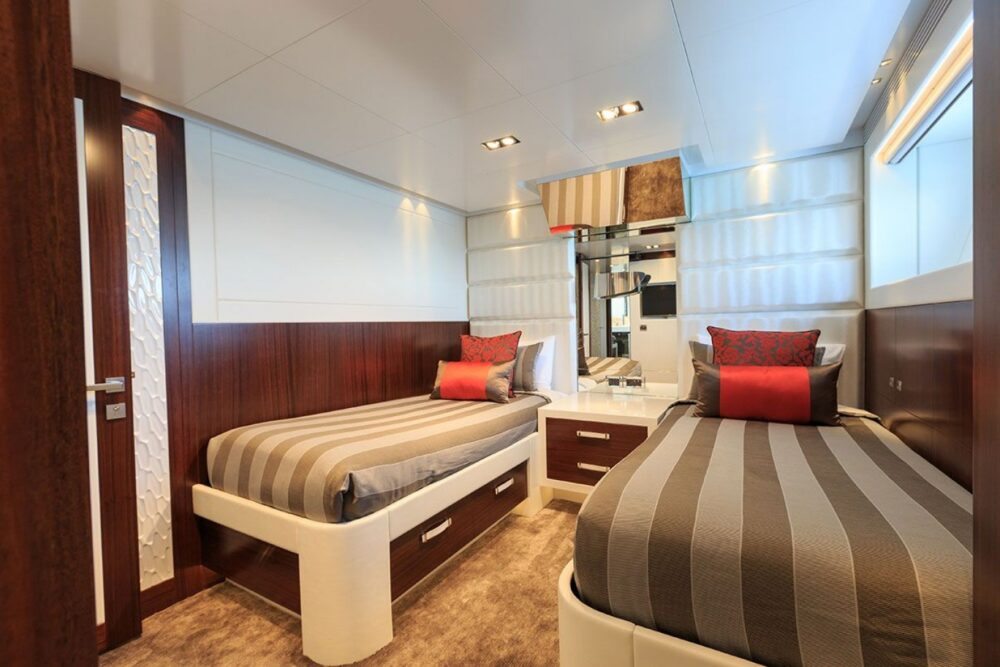 Motor Yacht Paradise is one of the finest yachts available for charter in Wester - Imagen 4